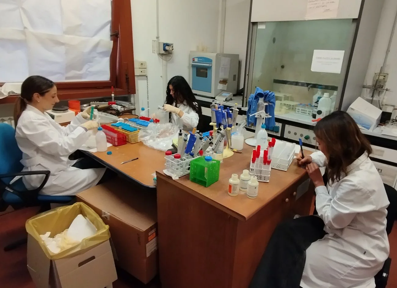 Le ricercatrici della Sapienza analizzano i campioni raccolti grazie al biomonitoraggio civico - Foto dei ricercatori del Dipartimento di Biologia Ambientale dell’Università di Roma La Sapienza
