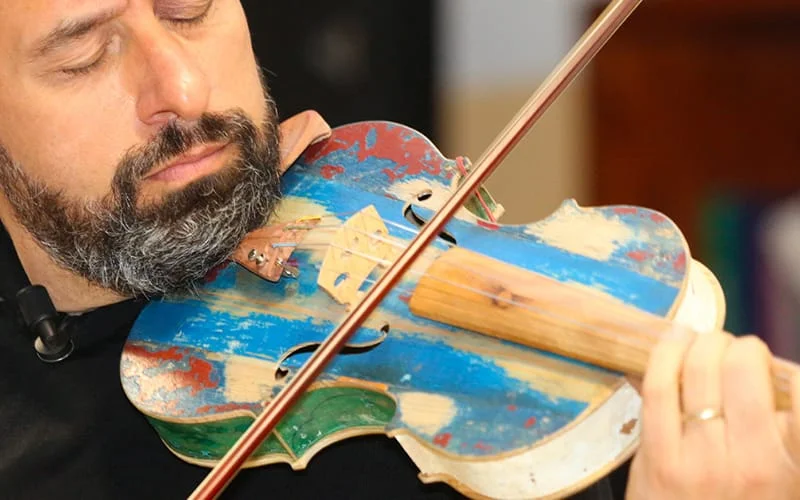 metamorfosi legno violinista