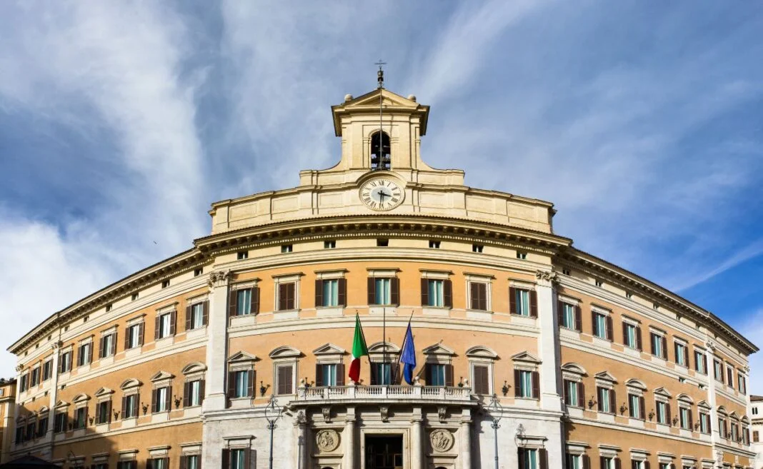 crisi plastica riciclo differenziata parlamento