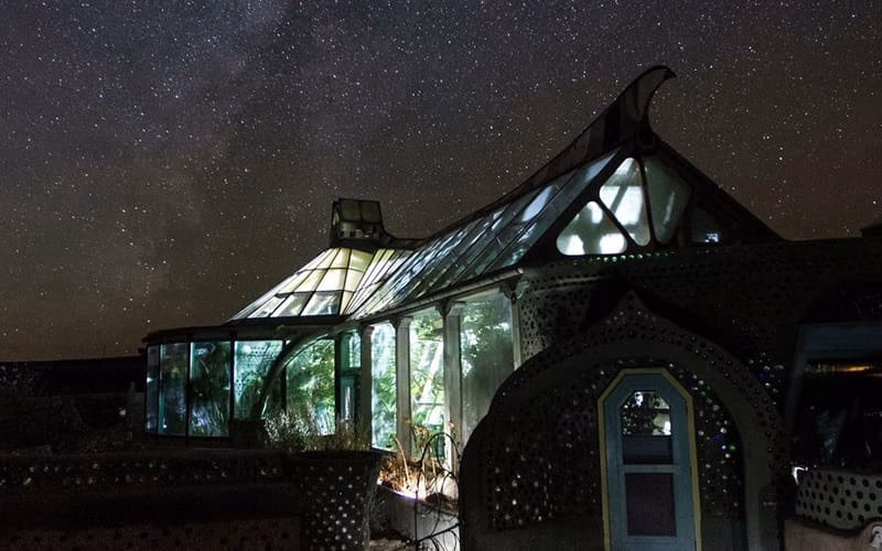 Earthship esterno notte