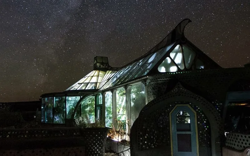 Earthship esterno notte