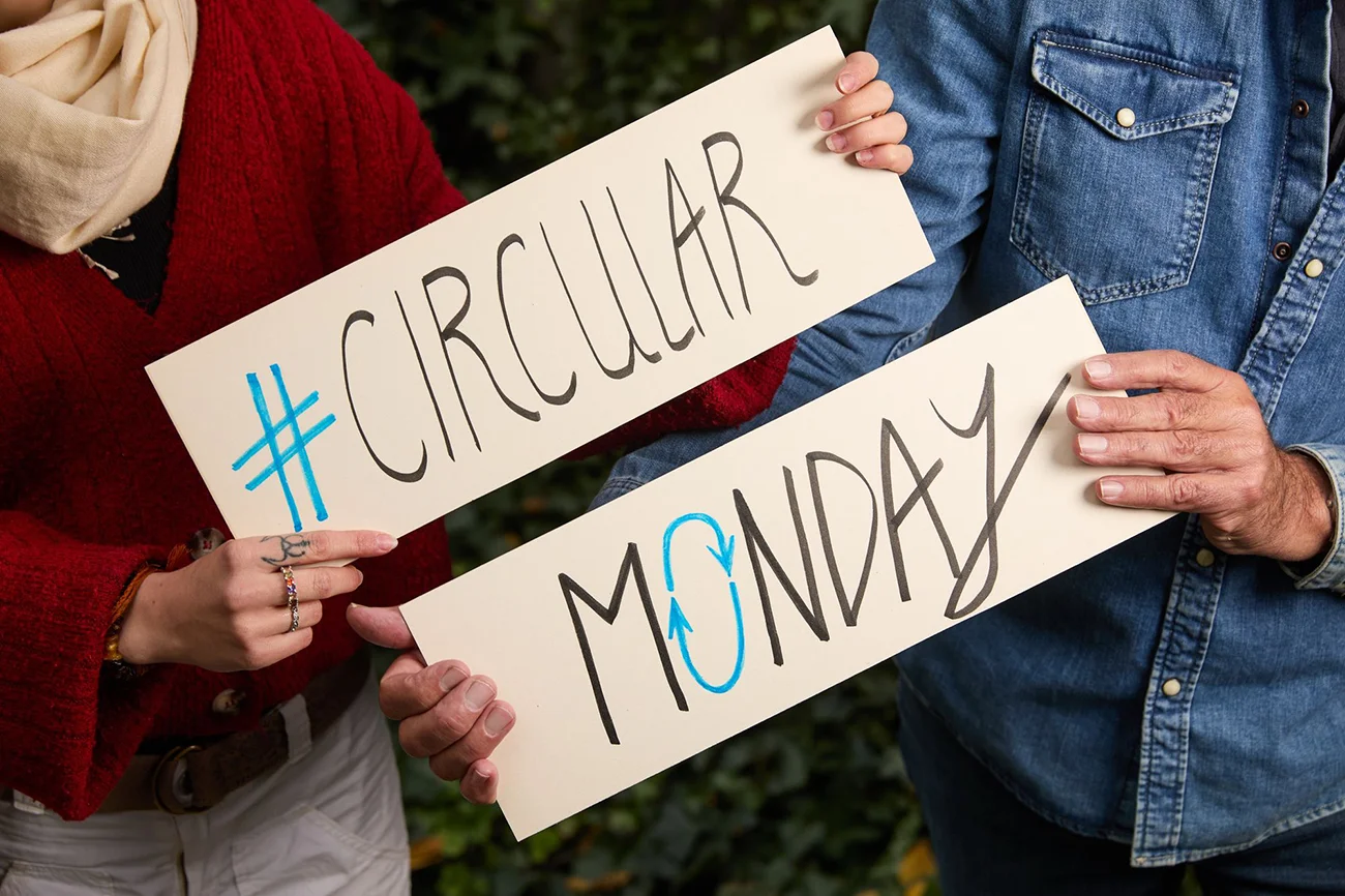 Circular Monday cartello