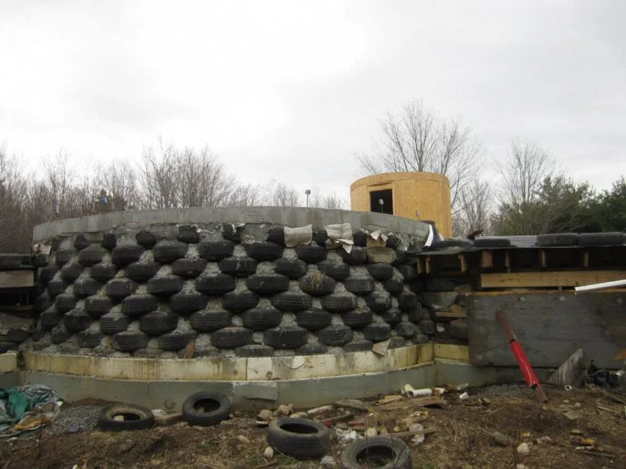 Courtesy Cronk Earthship rifiuti edifici