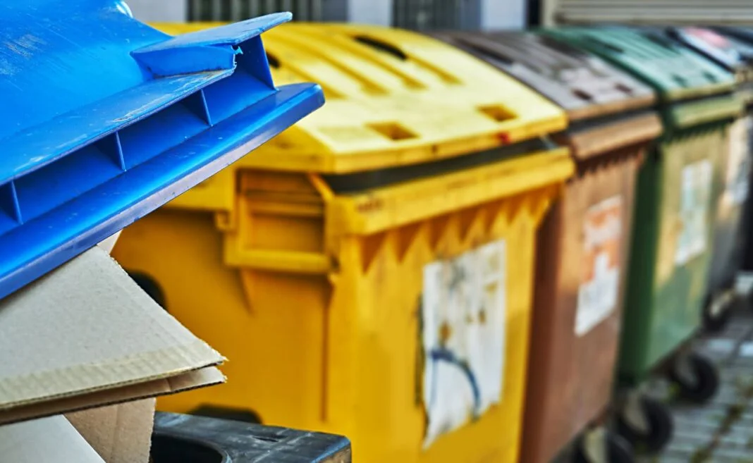 raccolta differenziata riciclo plastica cassonetto