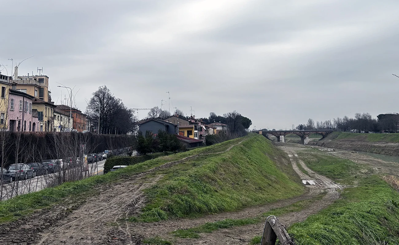 A sinistra, l&rsquo;imbocco di via Ponte Romano e le mura manfrediane. A destra, il fiume Lamone | Foto: Chiara Solinas