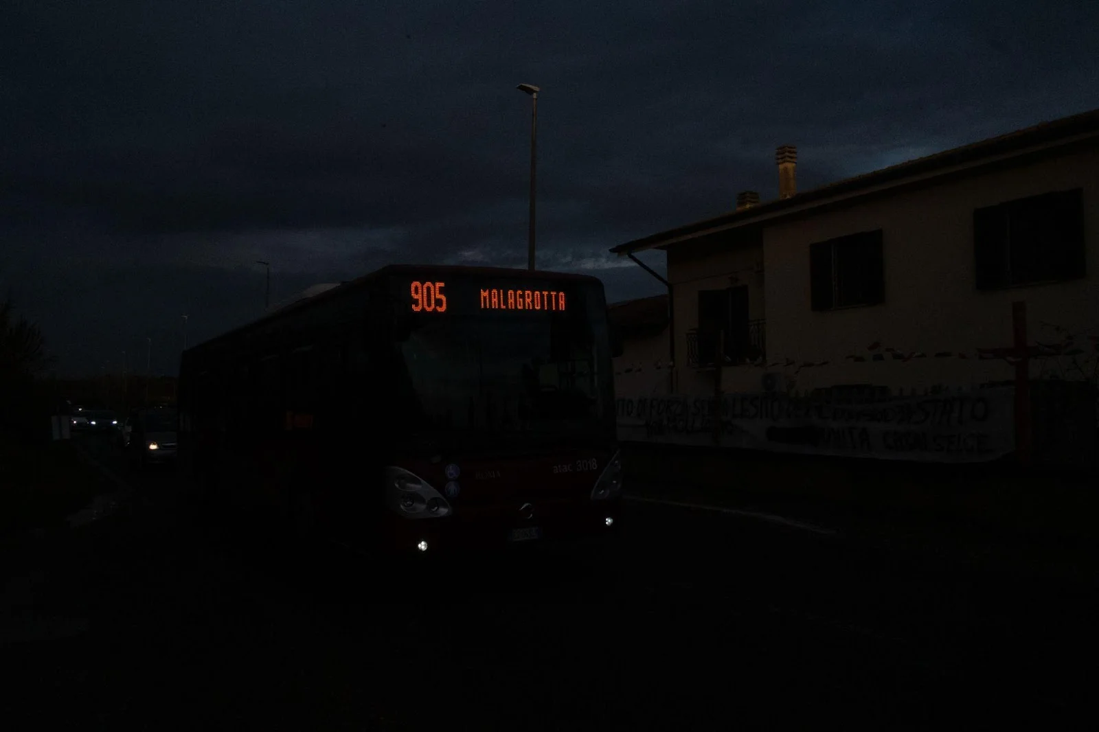 La linea 905 ferma a Casal Selce: per il Campidoglio Malagrotta e Casal Selce sono aree distinte, ma per i comitati restano aree accomunate dallo stesso destino. Foto di Ernesto Rollando