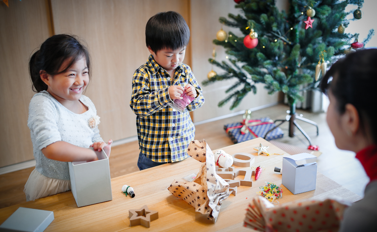 natale bambini scartare regalo