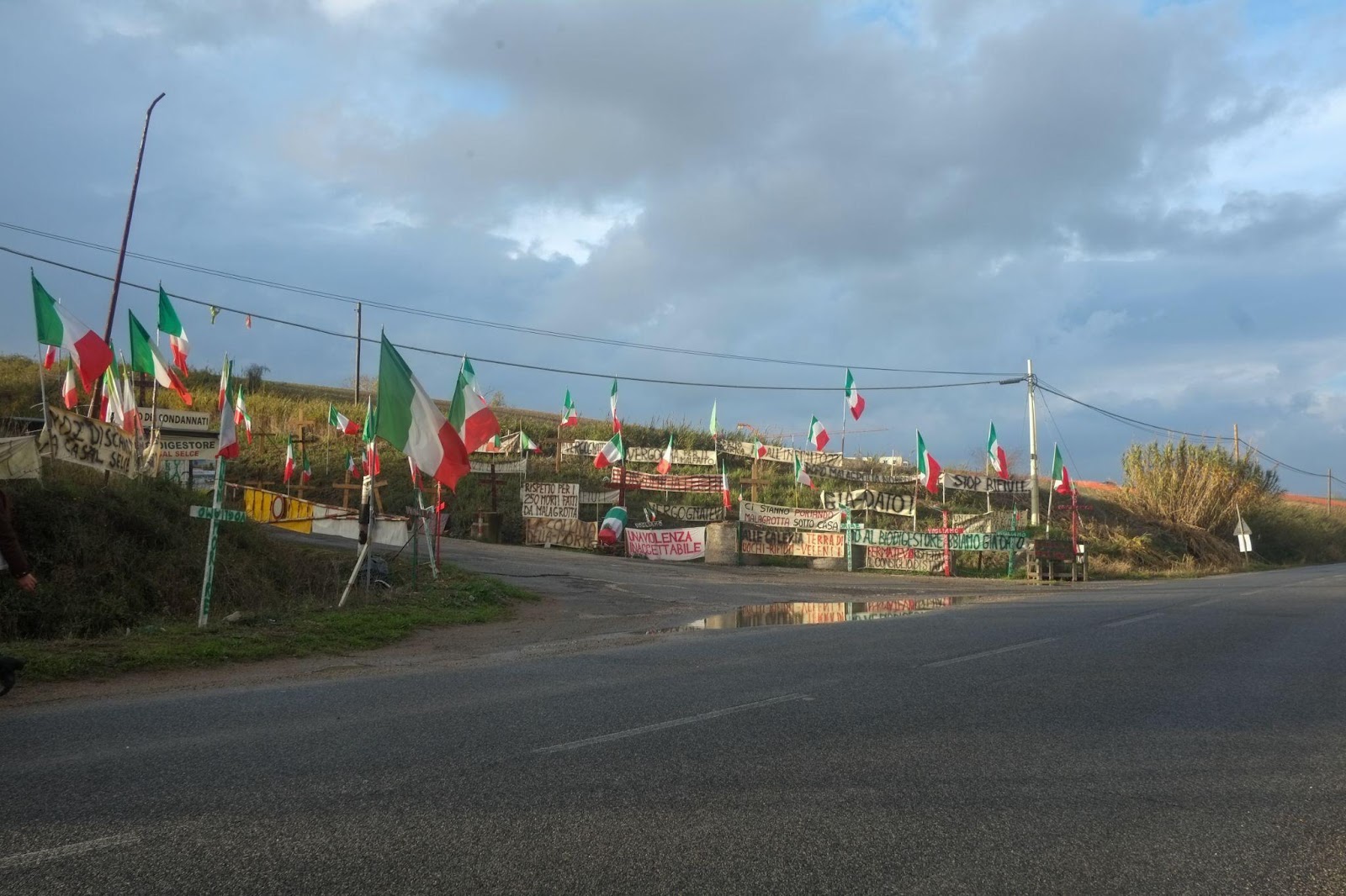 La &ldquo;collina della morte&rdquo; ai piedi del cantiere, sede del presidio in difesa della zona. Foto di Ernesto Rollando