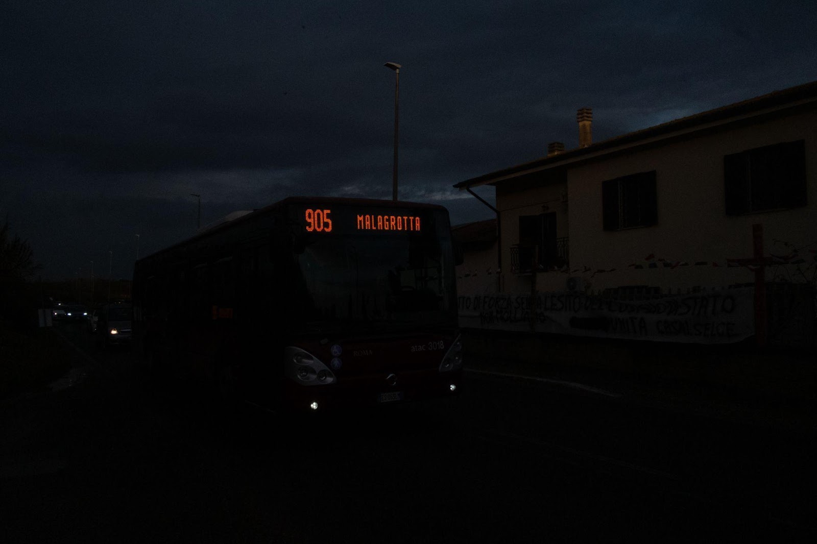 La linea 905 ferma a Casal Selce: per il Campidoglio Malagrotta e Casal Selce sono aree distinte, ma per i comitati restano aree accomunate dallo stesso destino. Foto di Ernesto Rollando