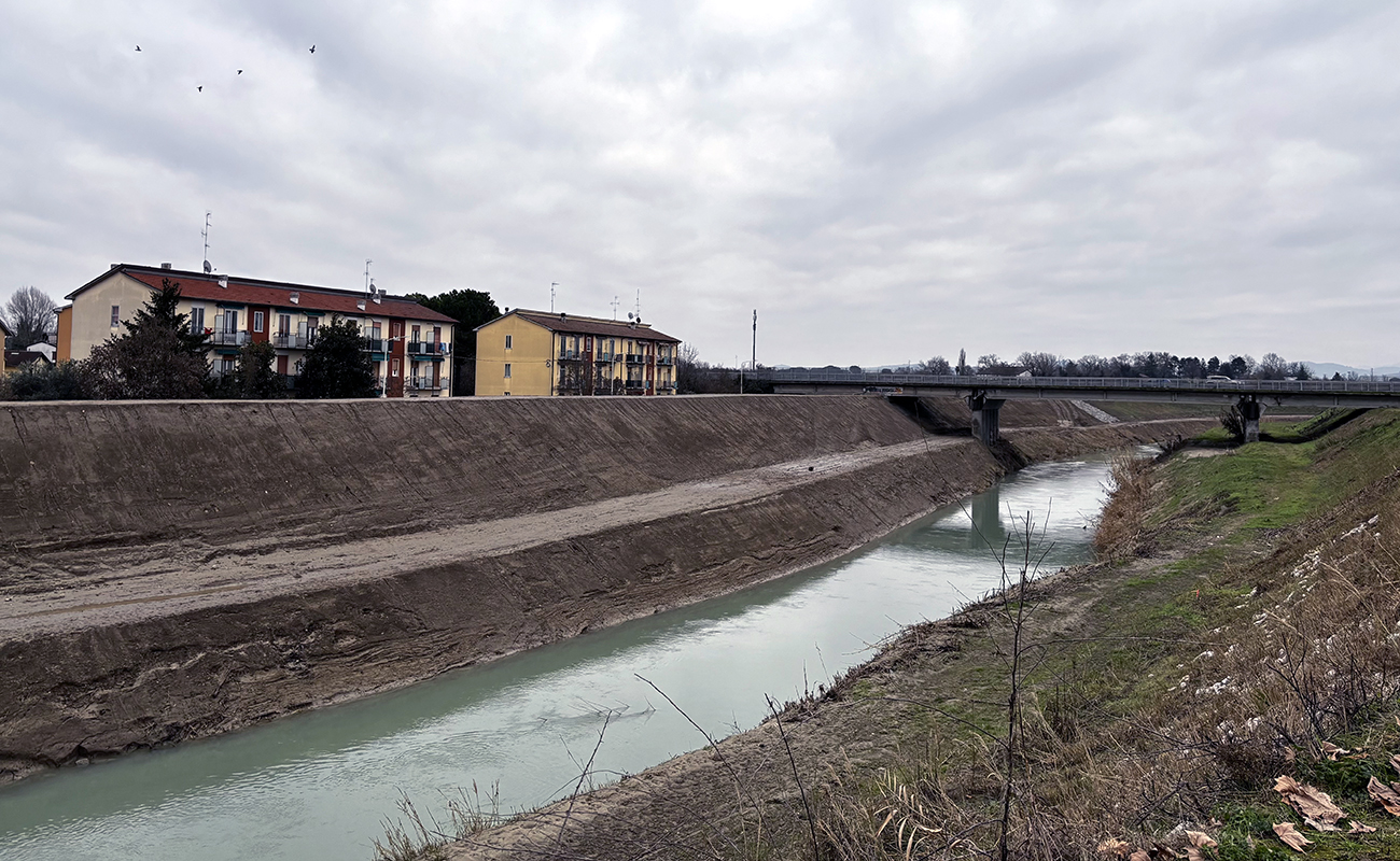 L&rsquo;argine destro del Lamone e, al di l&agrave; del ponte, la zona di costruzione dell&rsquo;area di tracimazione adiacente a via Cimatti | Foto: Chiara Solinas