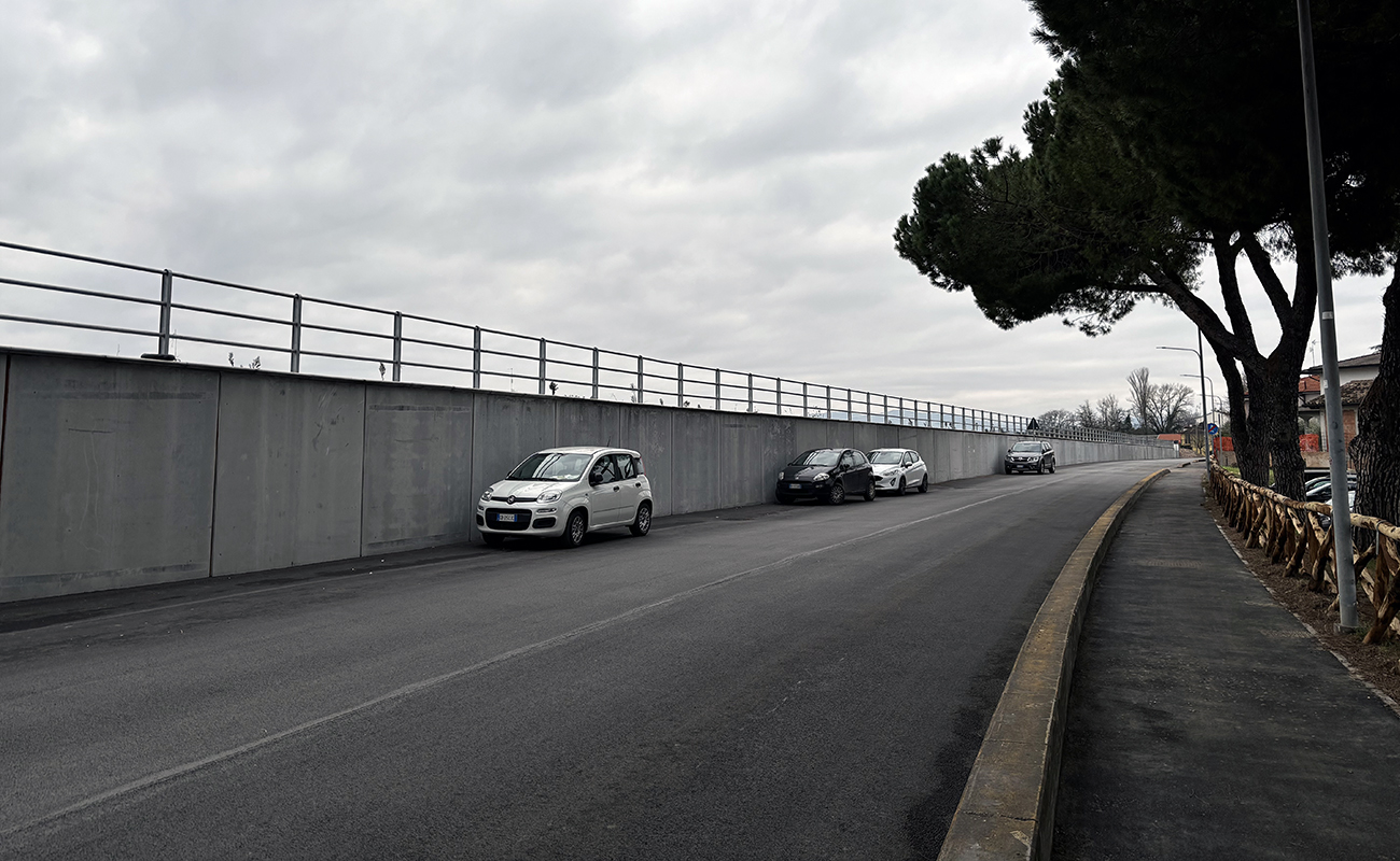 Il nuovo muro di via Renaccio, a protezione del quartiere Bassa Italia, terminato a marzo 2024 