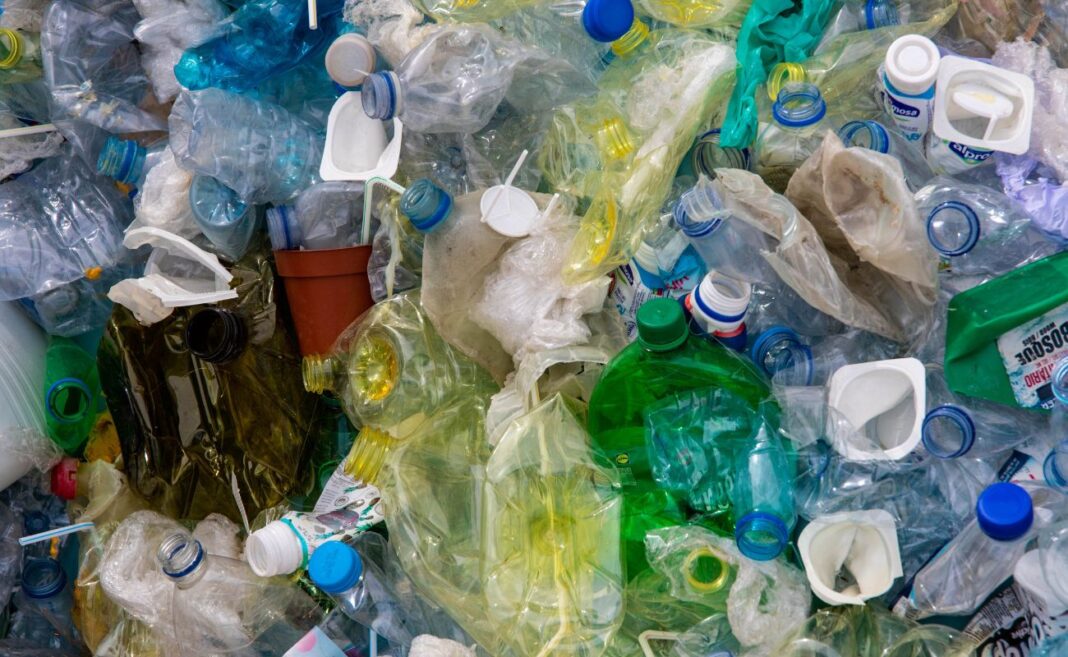 riciclo raccolta differenziata plastica cover