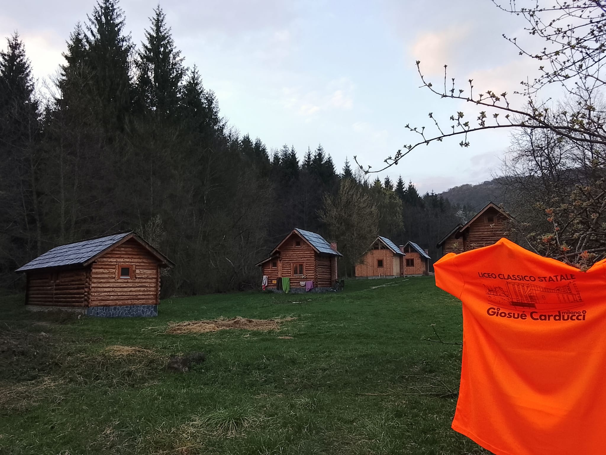 Srebrenica, la maglia del Liceo Carducci sventola nell'ecovillaggio